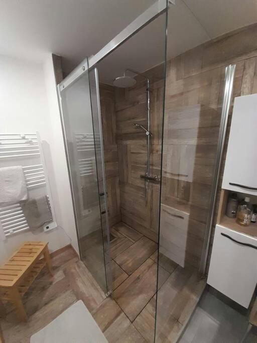 Appartement Spacieux &Tres Calme. Spacious & Very Quiet Apartment. Carros Extérieur photo