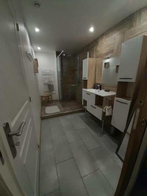 Appartement Spacieux &Tres Calme. Spacious & Very Quiet Apartment. Carros Extérieur photo