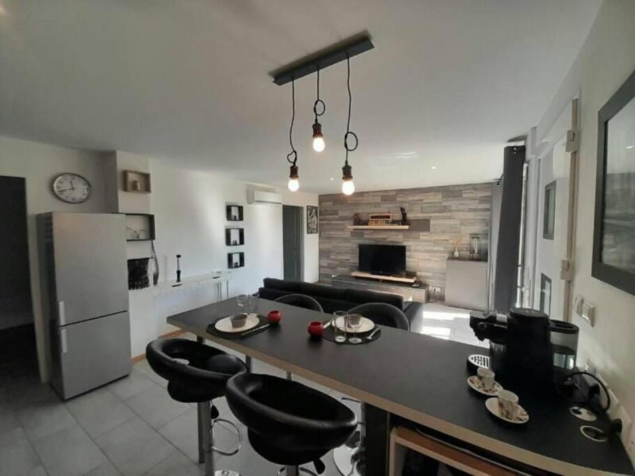 Appartement Spacieux &Tres Calme. Spacious & Very Quiet Apartment. Carros Extérieur photo