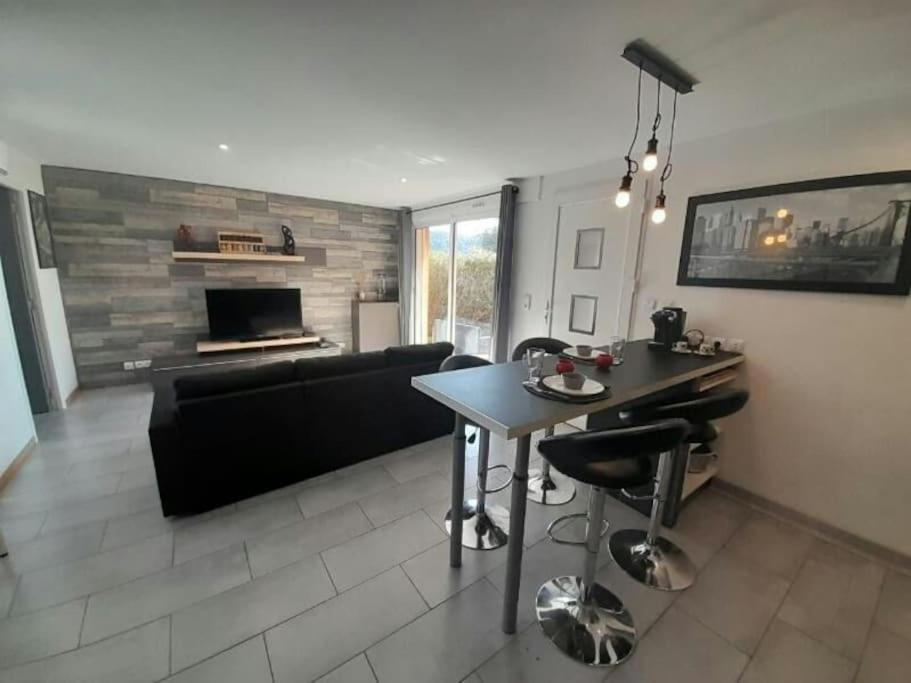 Appartement Spacieux &Tres Calme. Spacious & Very Quiet Apartment. Carros Extérieur photo